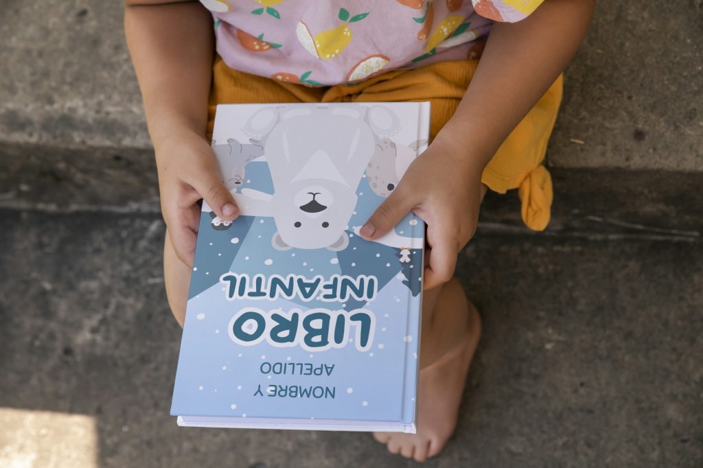 niña con libro